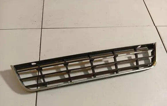 Volkswagen PASSAT B6 Front bumper lower grill 