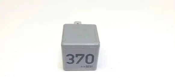 Volkswagen PASSAT B5.5 Other relay 8D0951253