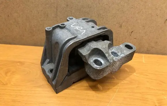 Volkswagen PASSAT B6 Engine mount bracket 1K0199262