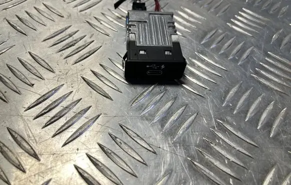 BMW 3 G20 G21 USB socket connector 8711939