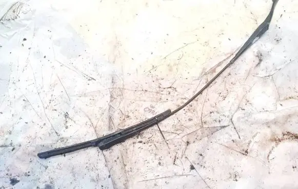 Front wiper blade arm