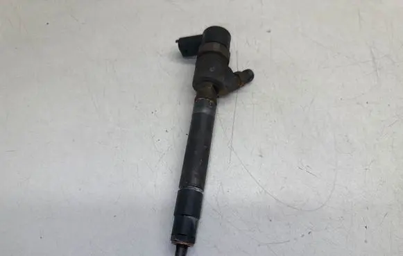 Volvo XC70 Fuel injector 30777526