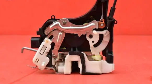 Mitsubishi Lancer VIII Rear door lock