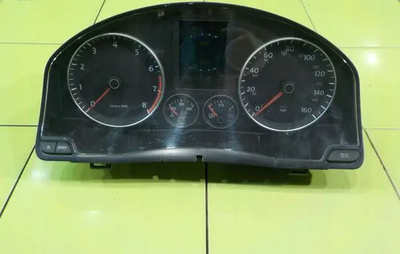 Volkswagen Scirocco Speedometer (instrument cluster) 1K8920970F