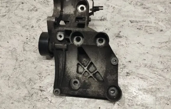 Opel Insignia A A/C compressor mount bracket 55562863 532274354