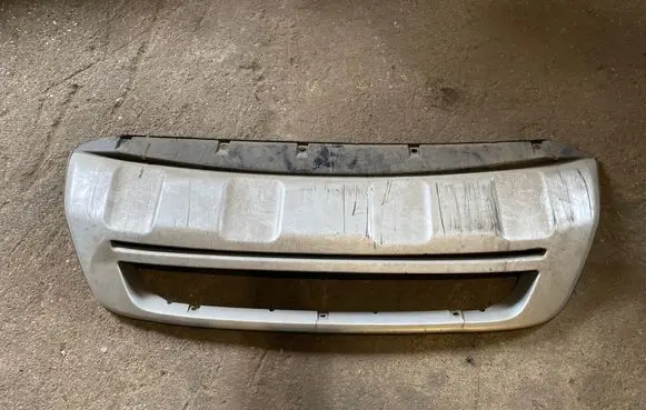 Front bumper lip