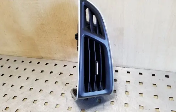 Ford Focus Dashboard side air vent grill/cover trim BM51018B08