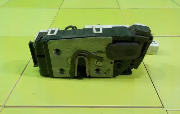 Mercedes-Benz Sprinter W906 Front door lock XP253