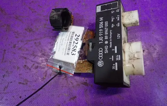 Volkswagen Polo IV 9N3 Fan control module 1J0919506M