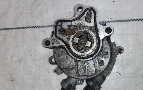 Land Rover Discovery 3 - LR3 Vacuum pump 4r8q2a451