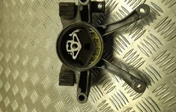 BMW 7 G11 G12 Engine mount bracket 6862578