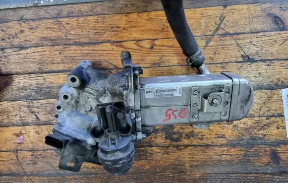 Citroen DS5 EGR valve cooler V29004027