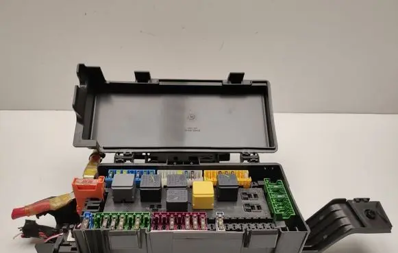 Mercedes-Benz ML W166 Fuse module A1669063901