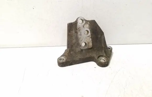 Nissan X-Trail T30 Engine mounting bracket