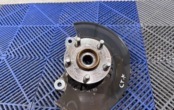 Lexus CT 200H Front wheel hub