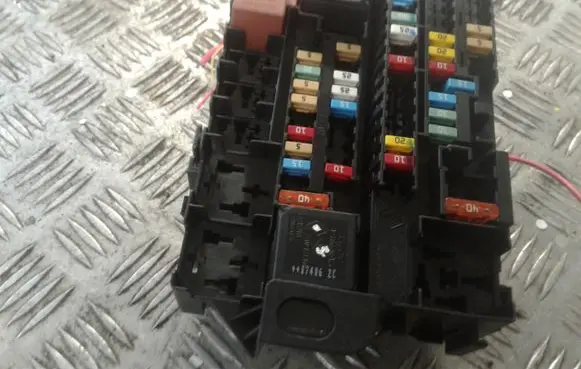 Renault Laguna III Fuse module 8200393836