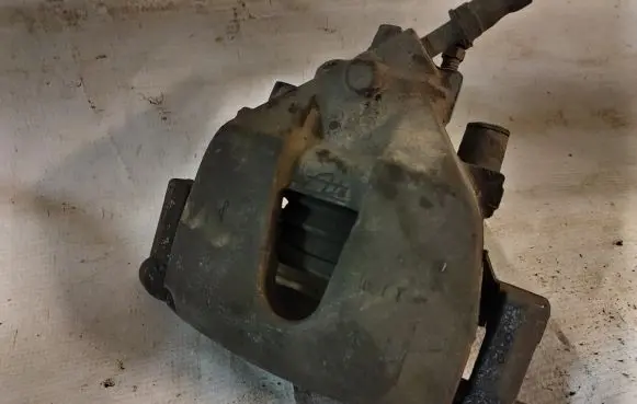 Volkswagen Golf VI Front brake caliper