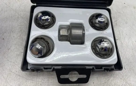 KIA Sportage Anti-theft wheel nuts and lock