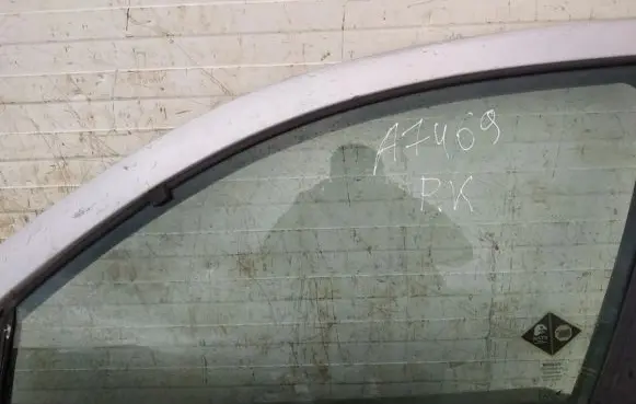Nissan Almera N16 Front door window glass four-door