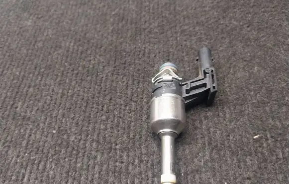 Skoda Octavia Mk2 (1Z) Fuel injector 03F906036B