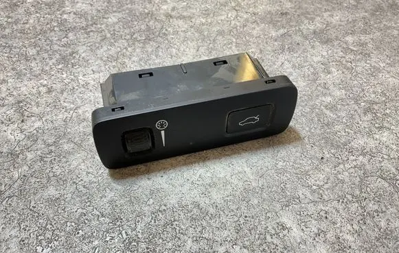 Polestar 2 Tailgate opening switch 31443873 21W522 T21520212802