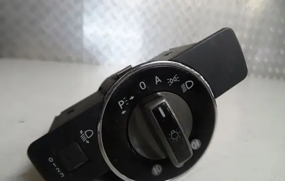 Mercedes-Benz C W204 Tailgate/trunk/boot open switch 2045451804
