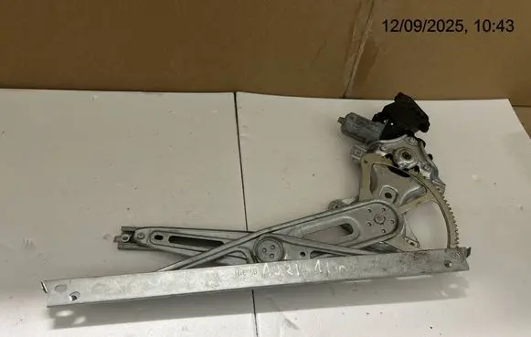 Toyota Auris E180 Front door electric window regulator 8571002420