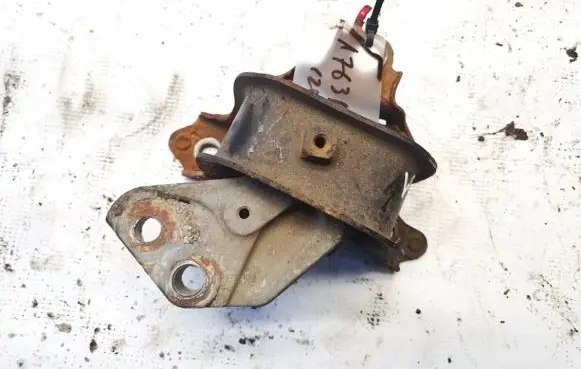 Toyota Yaris Engine mount bracket