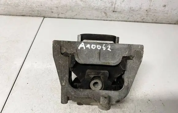 Volkswagen PASSAT B6 Engine mount bracket G2579100