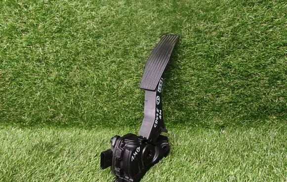 Chevrolet Cruze II Accelerator throttle pedal 13466235 6PV01155407