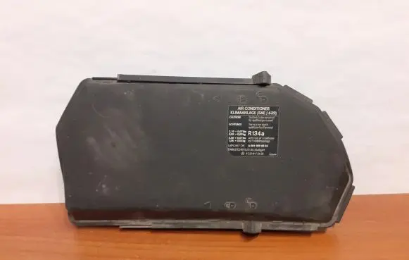 Mercedes-Benz S W220 Fuse box cover 8435 2205400182