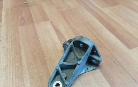 Engine mounting bracket
