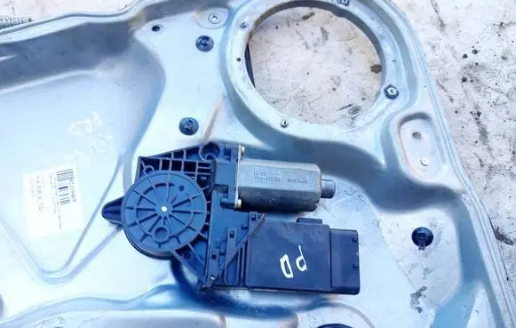 Skoda Superb B5 (3U) Front door window regulator motor 119090XXX