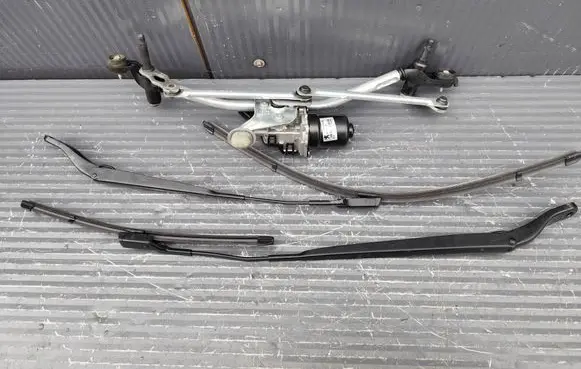 Opel Mokka B Front wiper linkage and motor 9824784980