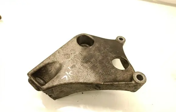 Engine mounting bracket