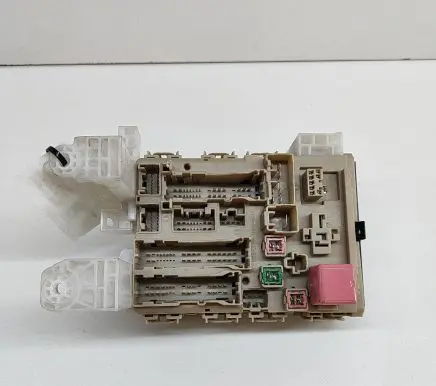 Toyota Avensis T270 Fuse module 8273005J90 480416B12