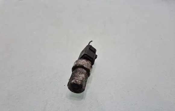 Volkswagen PASSAT B6 Air conditioning (A/C) pressure sensor 