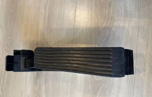 Mercedes-Benz E W212 Accelerator throttle pedal A2203000104 2203000104