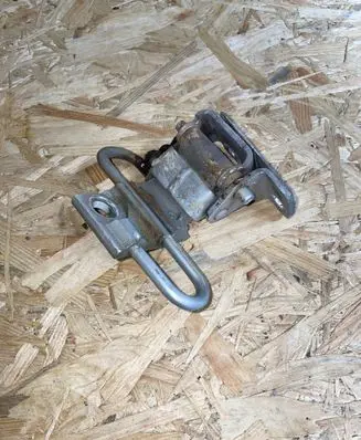 Volkswagen Bora Front door lower hinge 4b0831412b