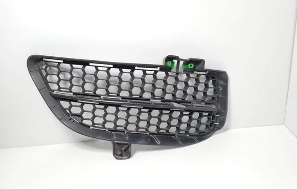 Volkswagen Touareg I Front bumper lower grill 7L6853666B