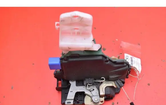 Volkswagen Polo Front door lock 