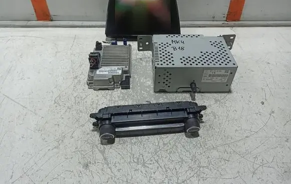 Ford Focus Radio/CD/DVD/GPS head unit JX7118K810ZAM 4U5T14G371GDE