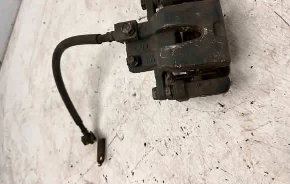 Chrysler 300C Rear brake caliper K242049c