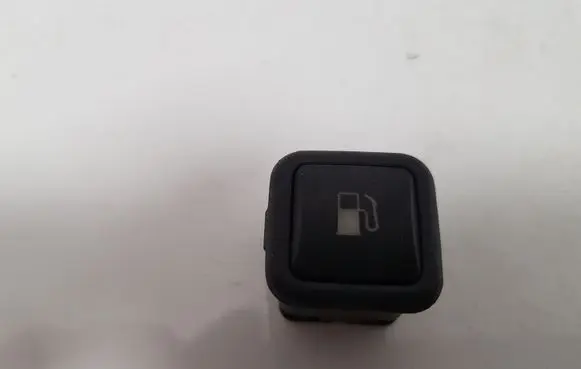 Volkswagen PASSAT B5.5 Fuel tank opening switch 