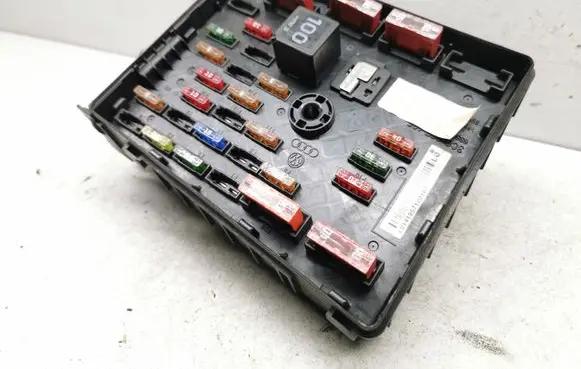 Volkswagen PASSAT B6 Fuse module 3C0937125