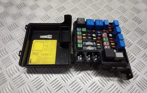 KIA Ceed Fuse box cover 