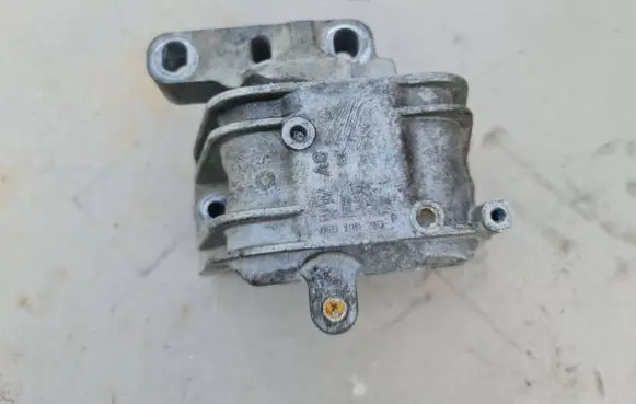 Volkswagen PASSAT B6 Engine mount bracket 1K0199262P