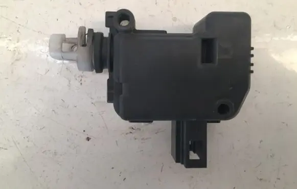 Skoda Octavia Mk2 (1Z) Central locking motor 1Z0810773 1M0959781A
