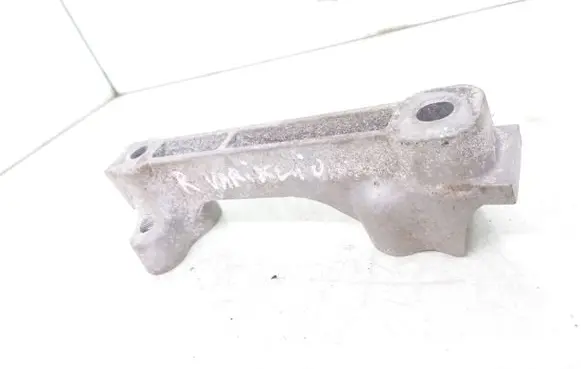 Toyota RAV 4 (XA40) Engine mounting bracket