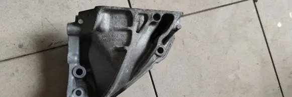 Volkswagen Polo V 6R Engine mounting bracket 04B199207
